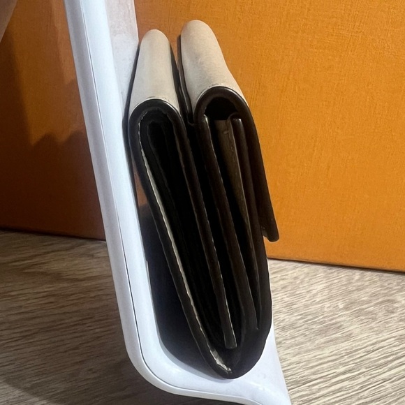 Louis Vuitton Portefeuille Trifold, LIKE NEW, Microchipped w/ COA - Picture 3 of 16